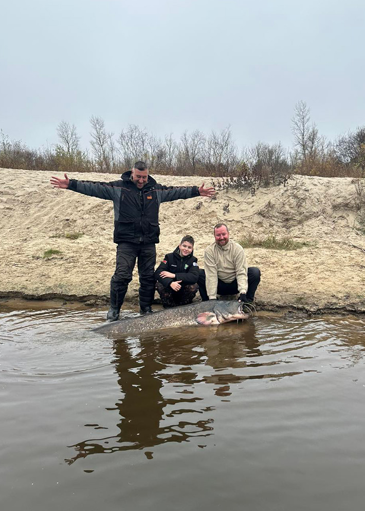 Белорус поймал на Припяти огромного сома