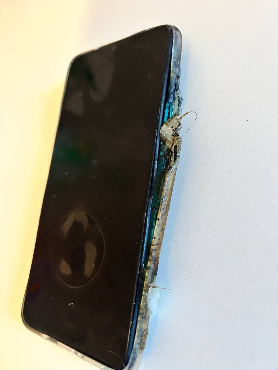 Телефон вспыхнул — а вместе с ним сгорели все фото: история белоруски