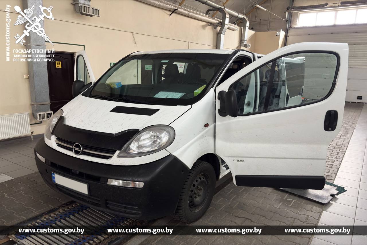 Женщина хотела вывезти из Беларуси валюту на $37 000 в тайнике машины