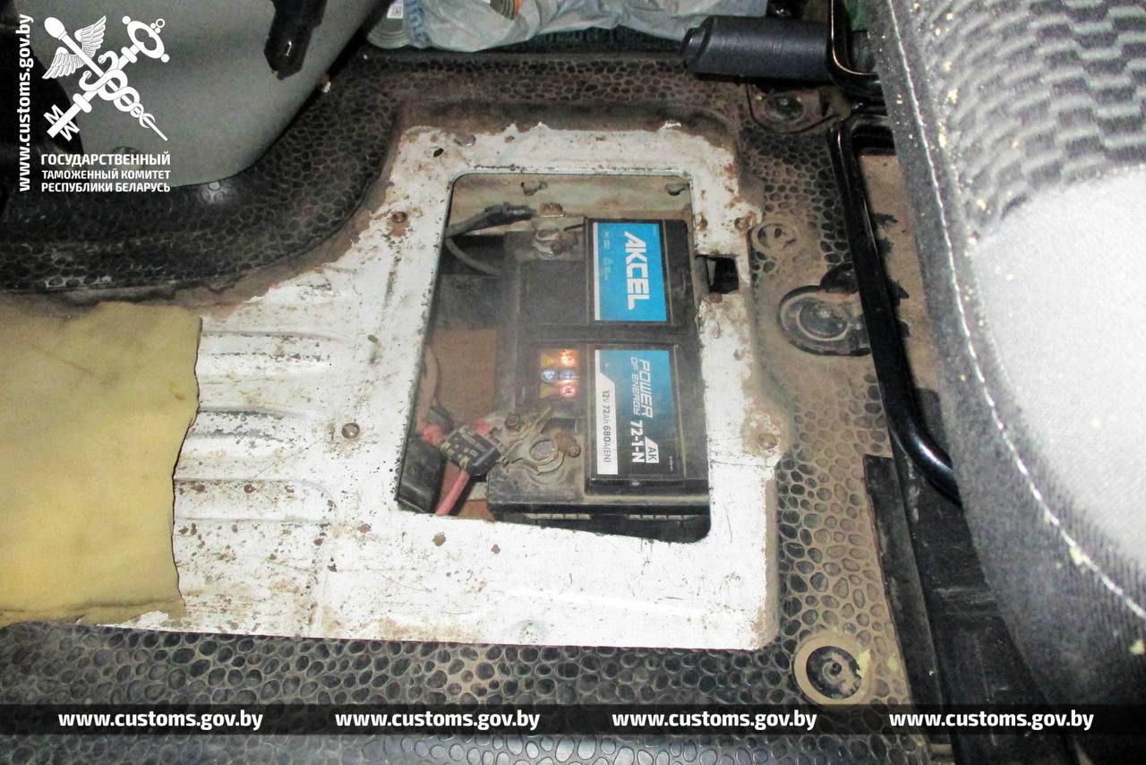 Женщина хотела вывезти из Беларуси валюту на $37 000 в тайнике машины