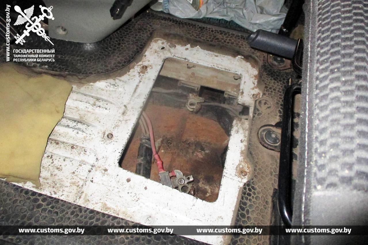Женщина хотела вывезти из Беларуси валюту на $37 000 в тайнике машины