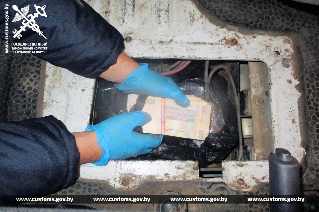Женщина хотела вывезти из Беларуси валюту на $37 000 в тайнике машины