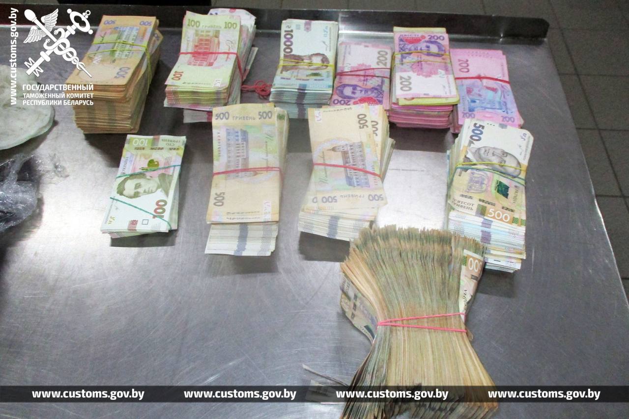 Женщина хотела вывезти из Беларуси валюту на $37 000 в тайнике машины