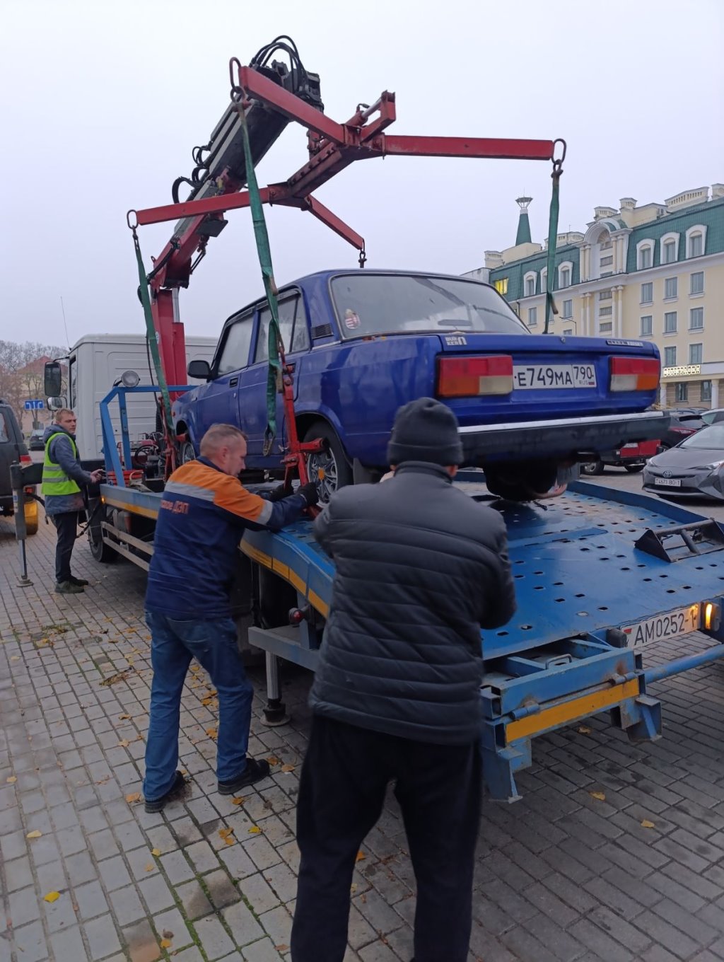 В Бресте продолжается работа по эвакуации брошенных автомобилей