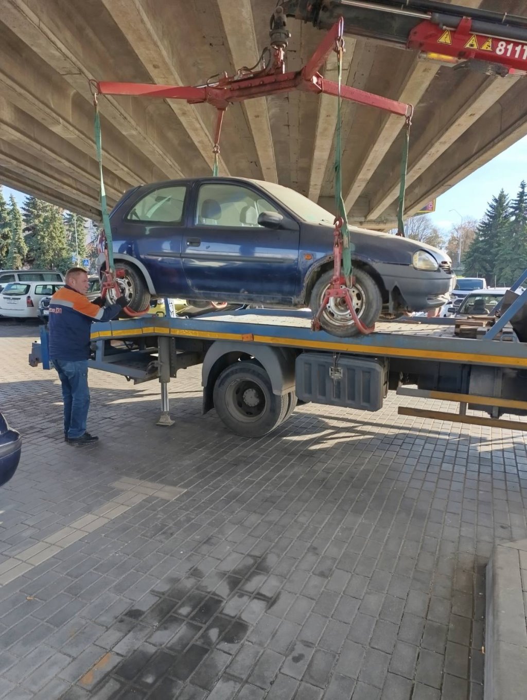 В Бресте продолжается работа по эвакуации брошенных автомобилей