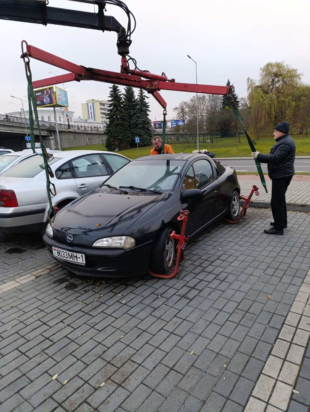 В Бресте продолжается работа по эвакуации брошенных автомобилей