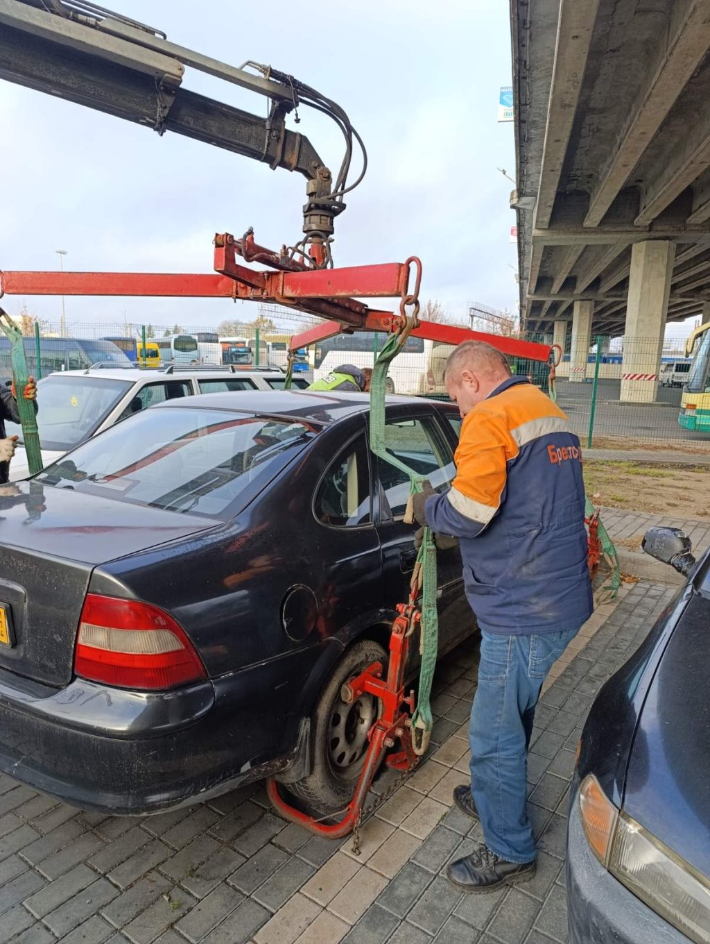 В Бресте продолжается работа по эвакуации брошенных автомобилей