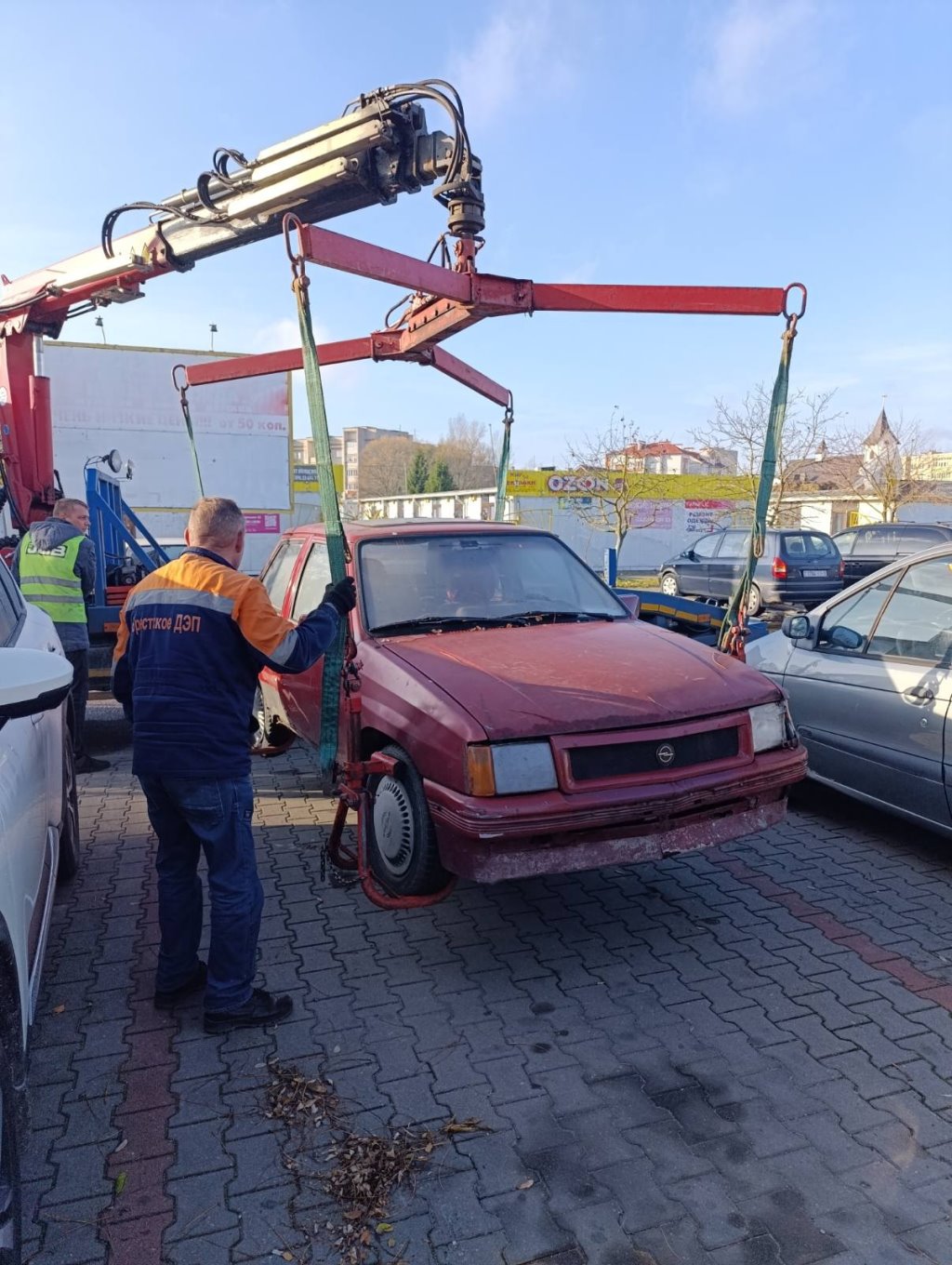 В Бресте продолжается работа по эвакуации брошенных автомобилей