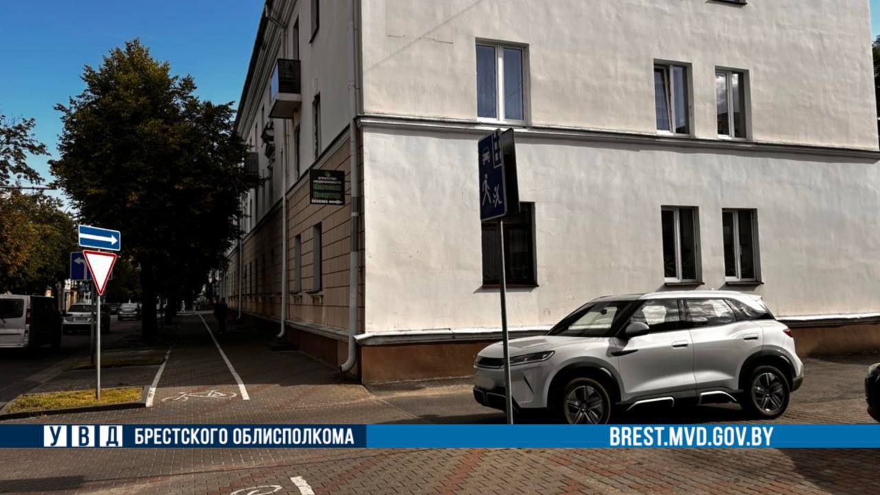 В Бресте электросамокатчик попал под колёса авто