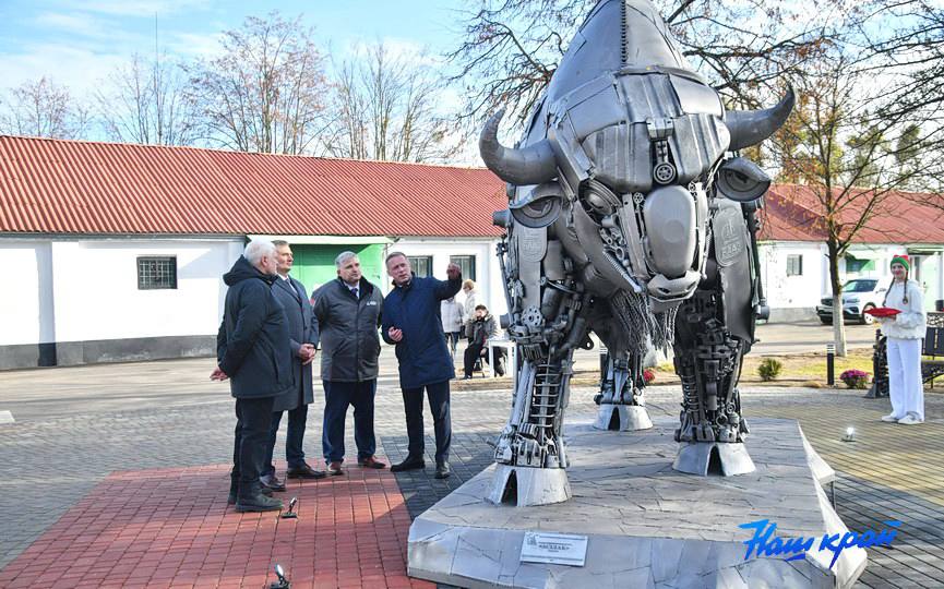 Стимпанк-зубр высотой 4 метра обосновался в Барановичах