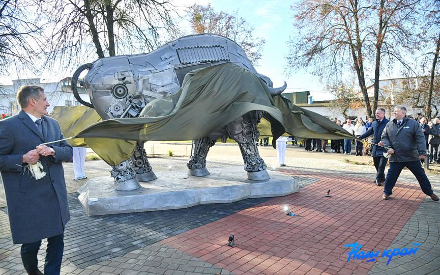 Стимпанк-зубр высотой 4 метра обосновался в Барановичах