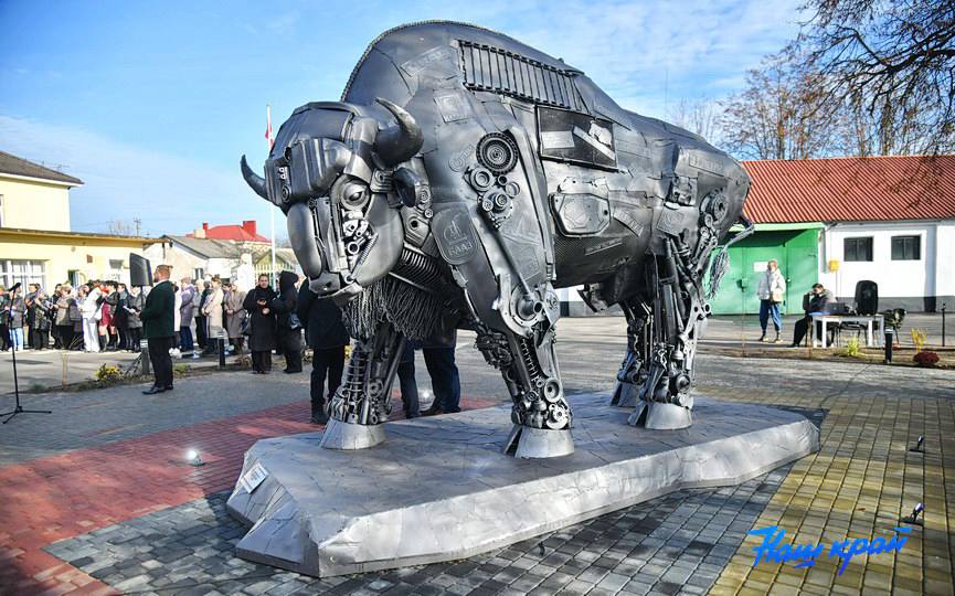 Стимпанк-зубр высотой 4 метра обосновался в Барановичах