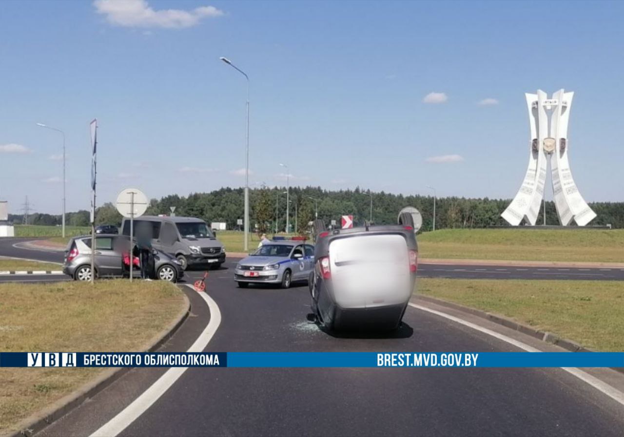 Под Брестом Mercedes перевернул Lada