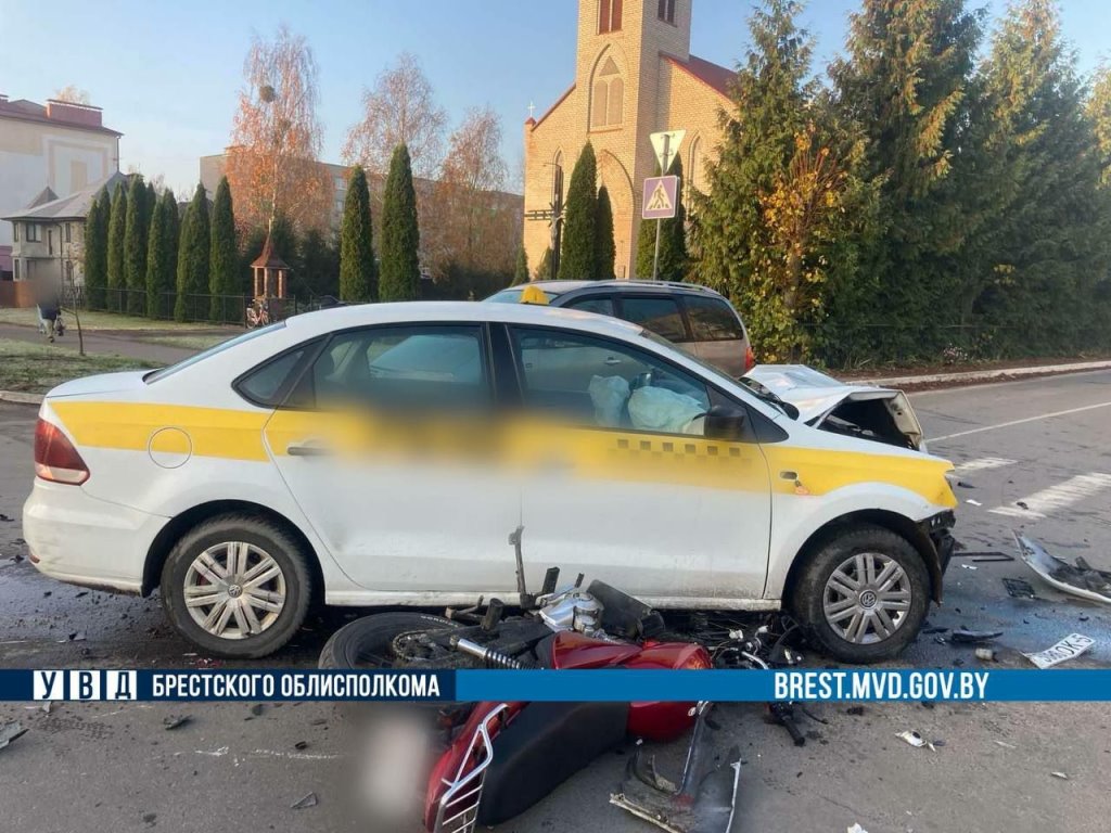 Мотоцикл и такси столкнулись в Ганцевичах: кто виноват в ДТП?