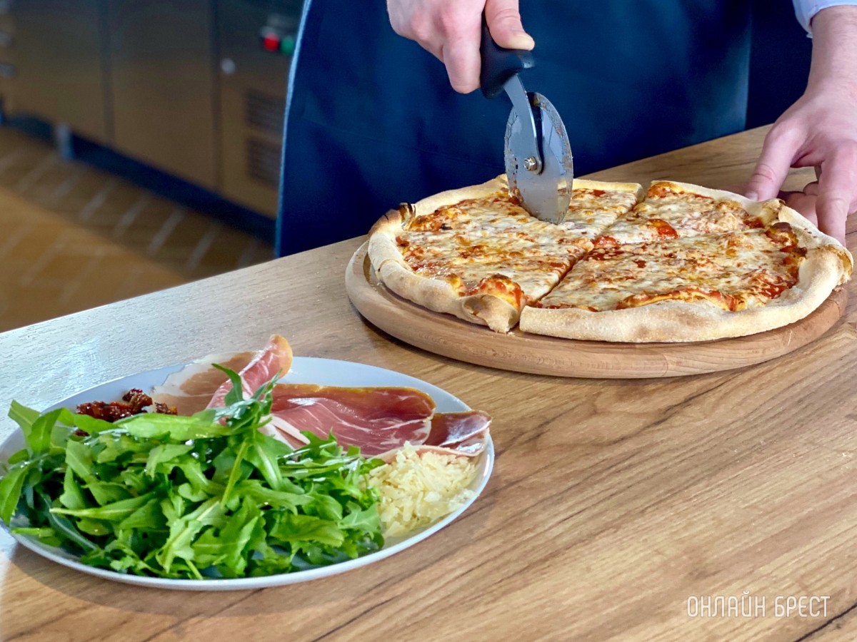 Такую пиццу вы еще не пробовали! В Бресте открылась новая пиццерия «Mozzarella» с 35 видами пицц