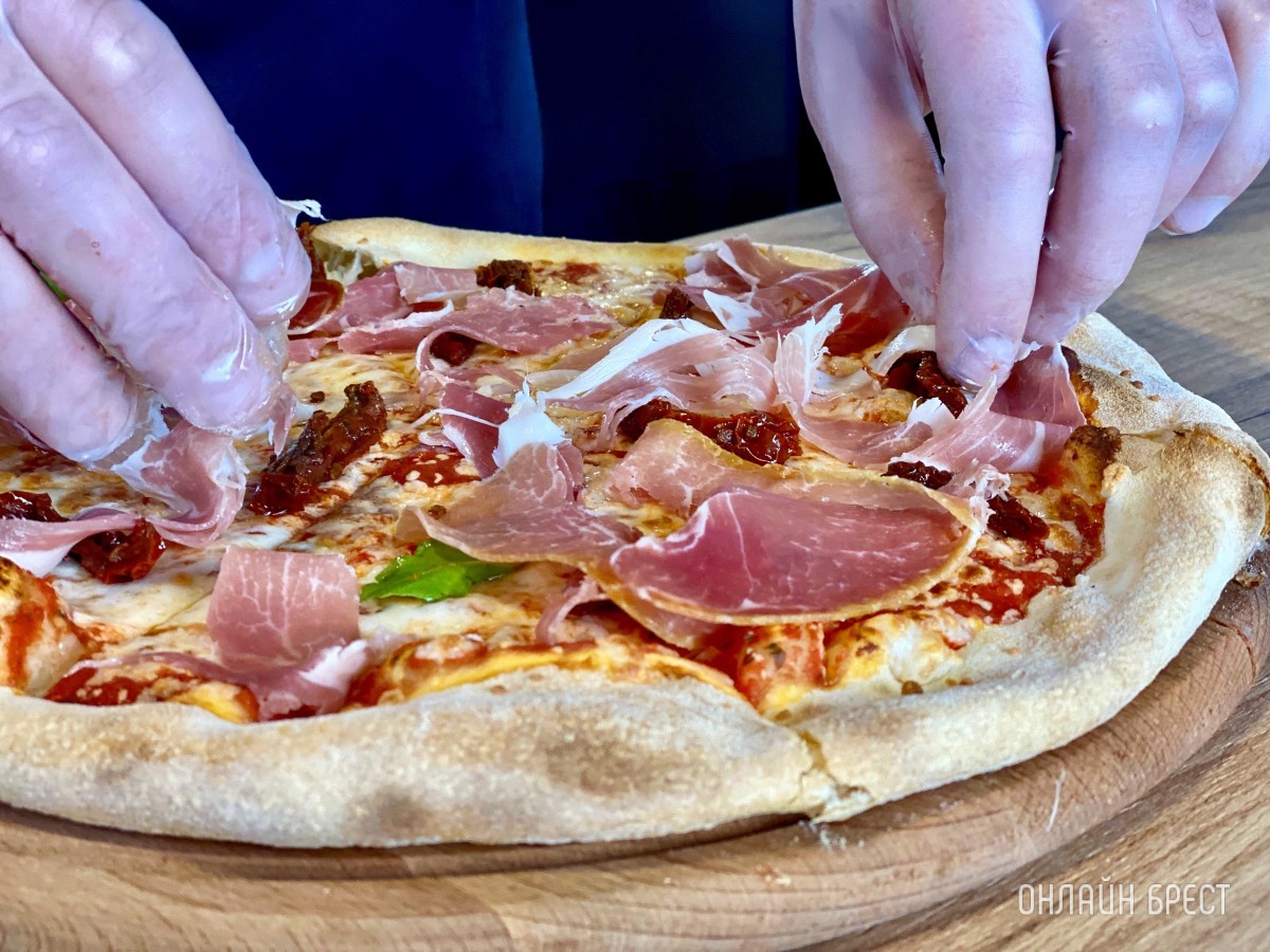Такую пиццу вы еще не пробовали! В Бресте открылась новая пиццерия «Mozzarella» с 35 видами пицц