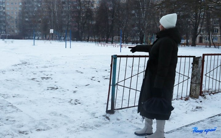 «Снег сойдет – весь двор будет в мерзких кучках». В Барановичах пенсионерка возмущается, что рядом с ее домом выгуливают собак