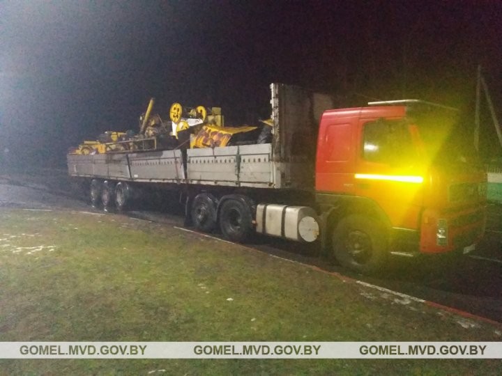 Гомельчанин вез 30 тонн металлолома без документов. Груз изъят, тягач с полуприцепом помещены на штрафстоянку