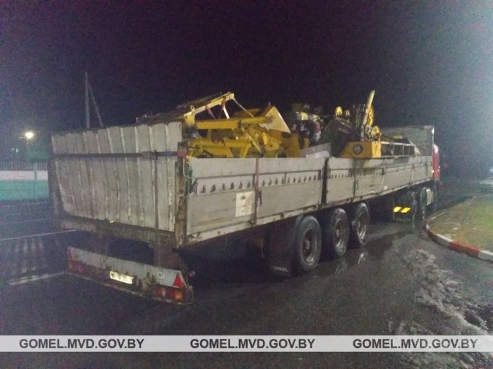 Гомельчанин вез 30 тонн металлолома без документов. Груз изъят, тягач с полуприцепом помещены на штрафстоянку