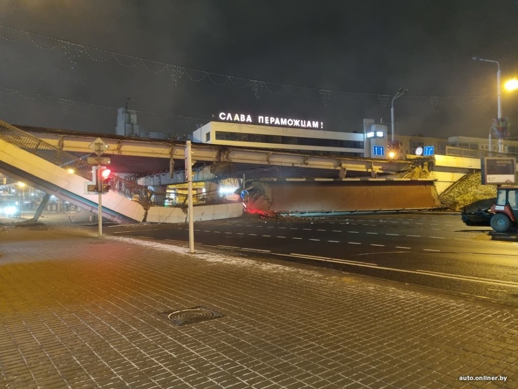 В центре Минска обрушилась часть путепровода