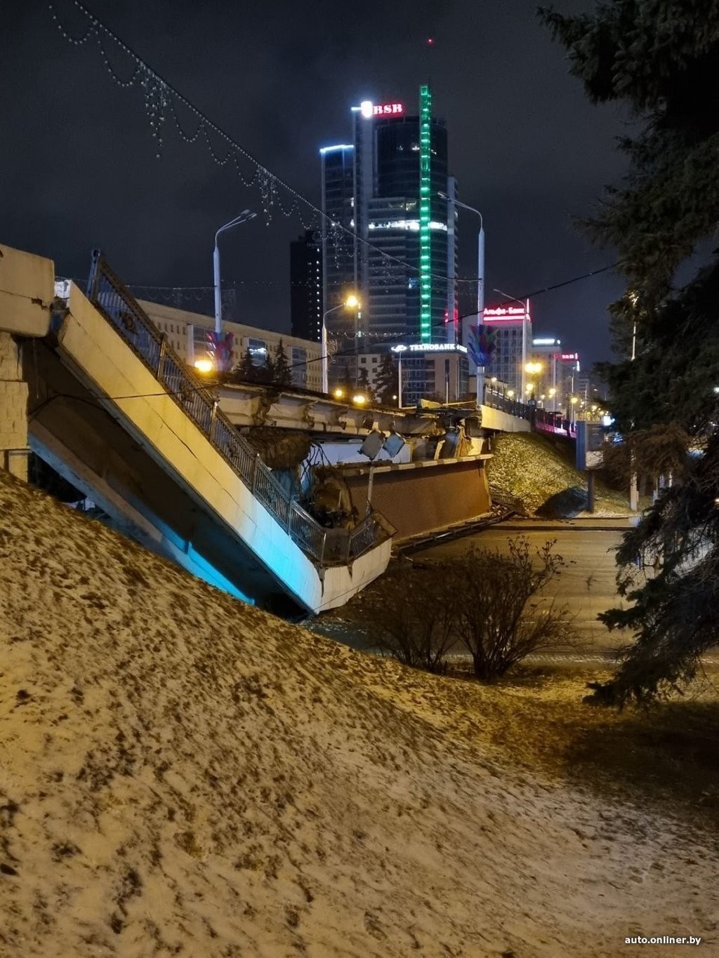 В центре Минска обрушилась часть путепровода