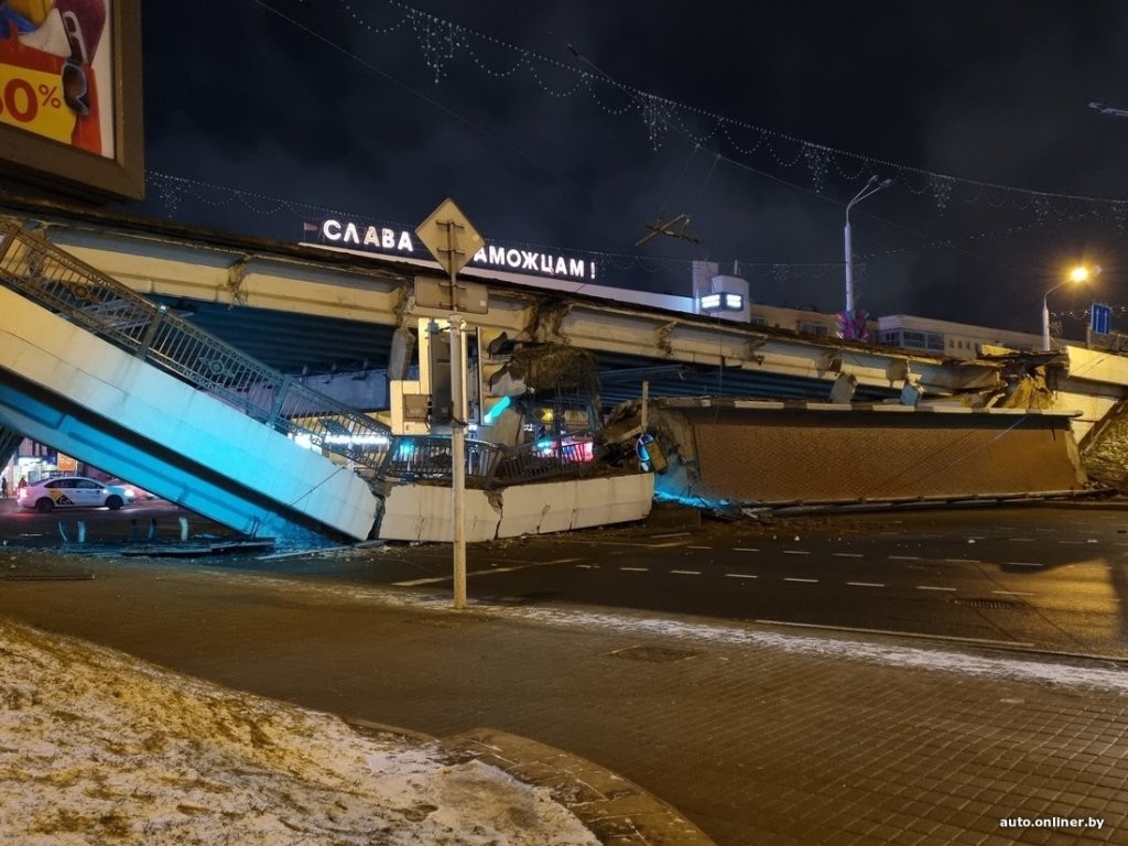 В центре Минска обрушилась часть путепровода