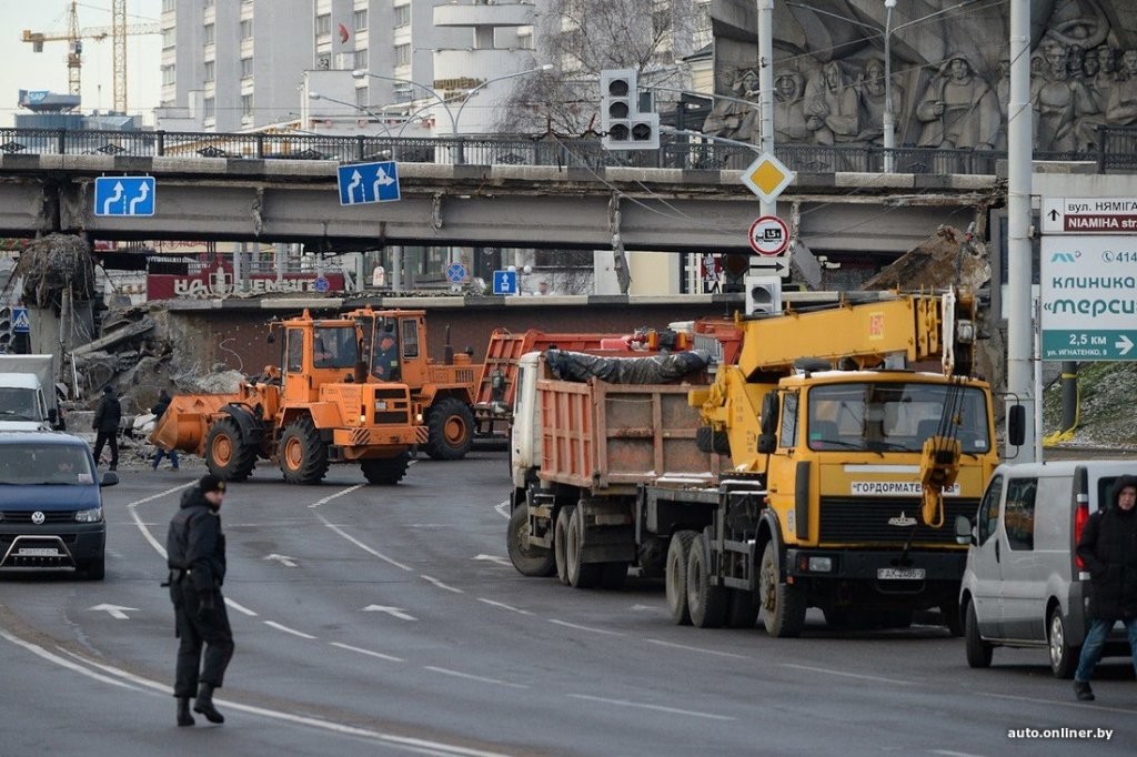 «В это время под ним парень шел, хорошо хоть без наушников, докричались до него». Очевидец о том, как падал мост в Минске
