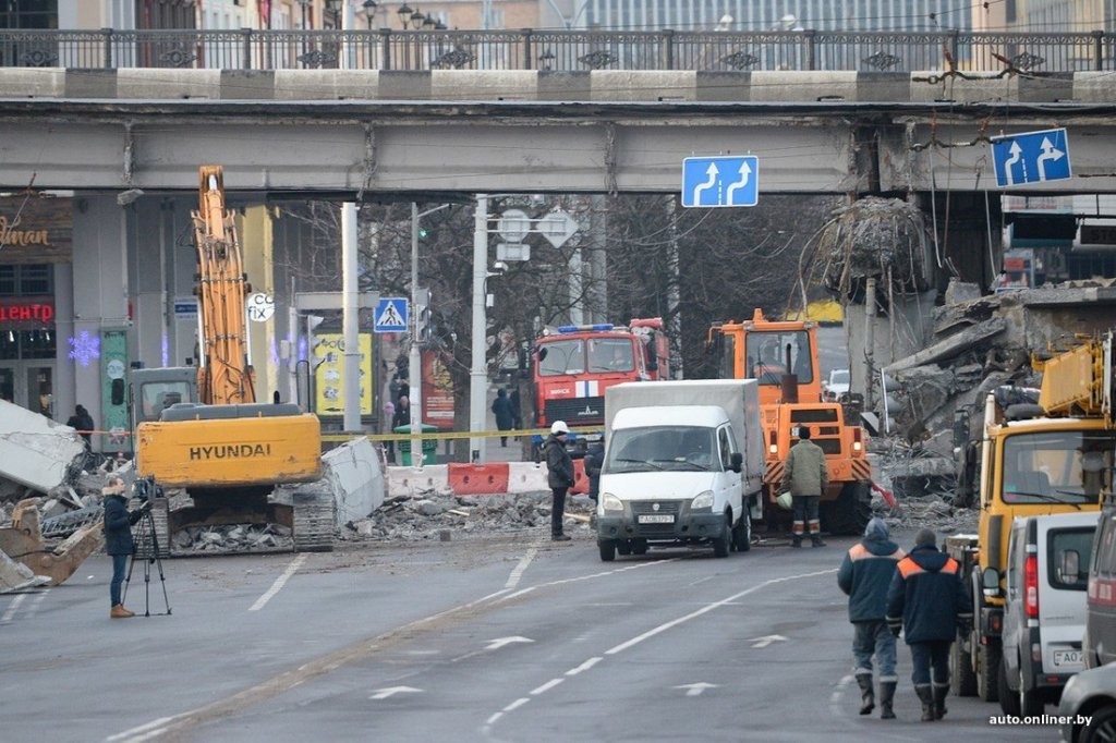 «В это время под ним парень шел, хорошо хоть без наушников, докричались до него». Очевидец о том, как падал мост в Минске