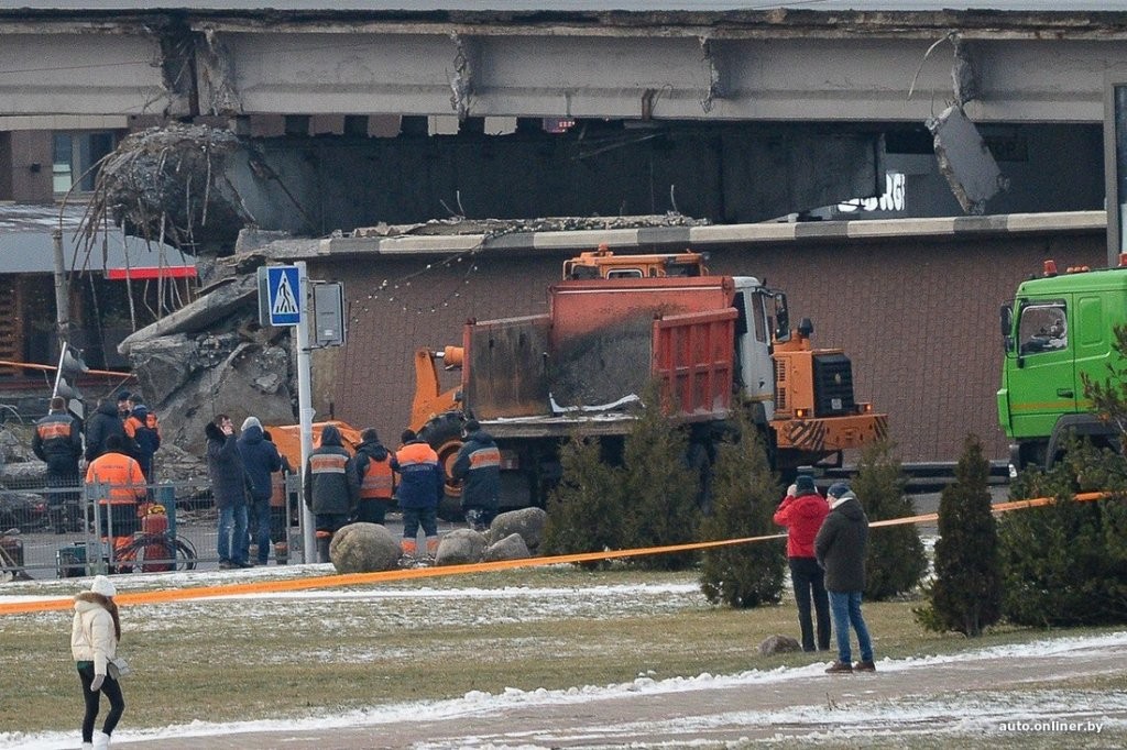 «В это время под ним парень шел, хорошо хоть без наушников, докричались до него». Очевидец о том, как падал мост в Минске