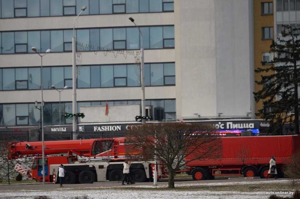 «В это время под ним парень шел, хорошо хоть без наушников, докричались до него». Очевидец о том, как падал мост в Минске