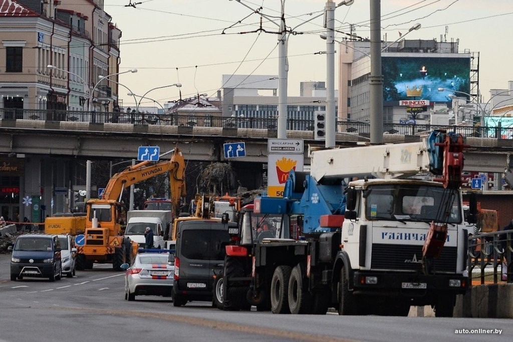 «В это время под ним парень шел, хорошо хоть без наушников, докричались до него». Очевидец о том, как падал мост в Минске