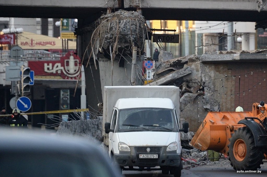 «В это время под ним парень шел, хорошо хоть без наушников, докричались до него». Очевидец о том, как падал мост в Минске