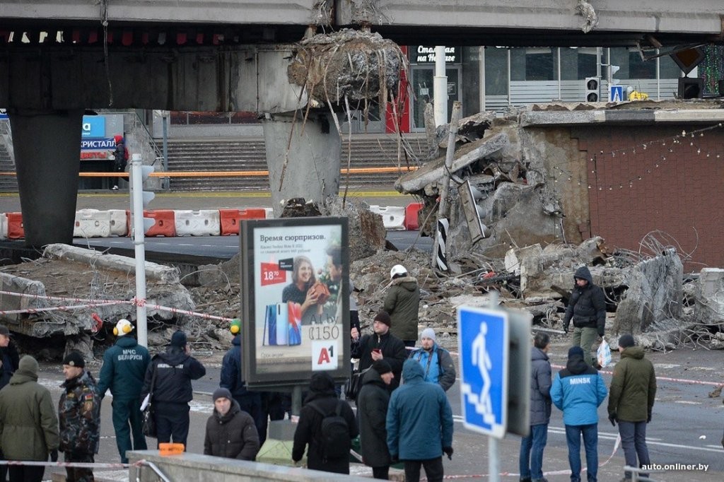 «В это время под ним парень шел, хорошо хоть без наушников, докричались до него». Очевидец о том, как падал мост в Минске