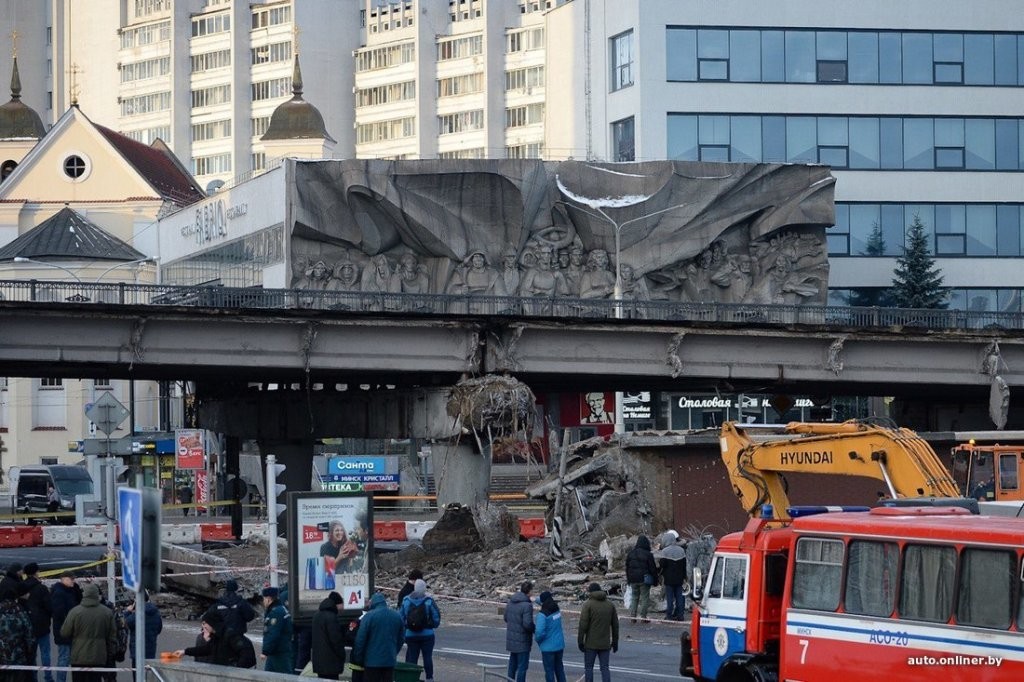«В это время под ним парень шел, хорошо хоть без наушников, докричались до него». Очевидец о том, как падал мост в Минске