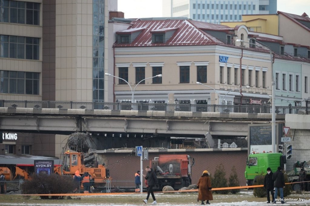 «В это время под ним парень шел, хорошо хоть без наушников, докричались до него». Очевидец о том, как падал мост в Минске