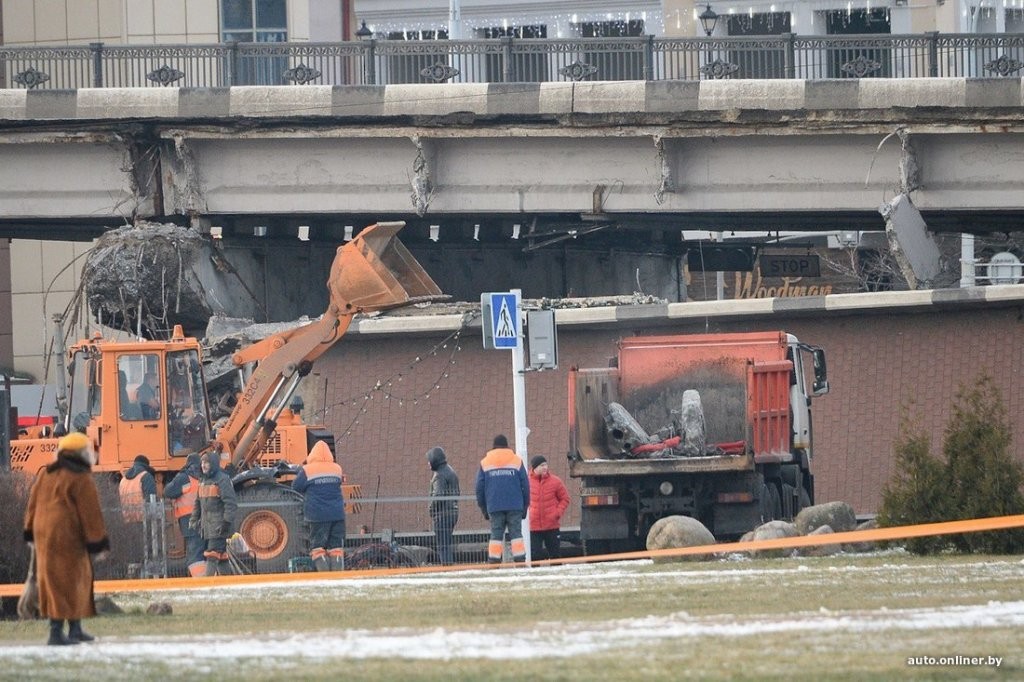 «В это время под ним парень шел, хорошо хоть без наушников, докричались до него». Очевидец о том, как падал мост в Минске