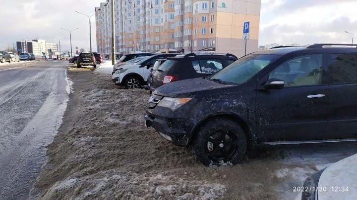 Владельцы не рады: во что превращаются автомобили после проезда снегоуборочной техники