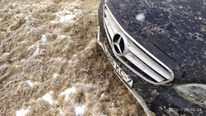 Владельцы не рады: во что превращаются автомобили после проезда снегоуборочной техники