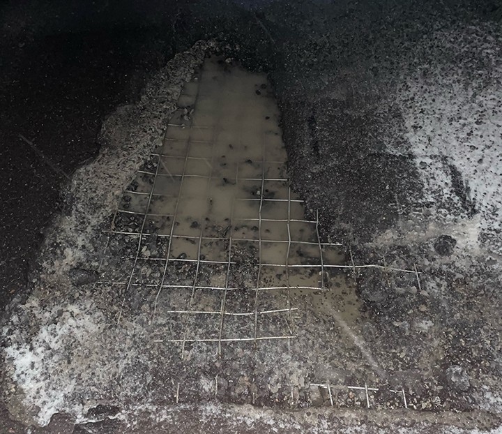 Участник аварии: из-за ямы на трассе куча водителей распороли колеса