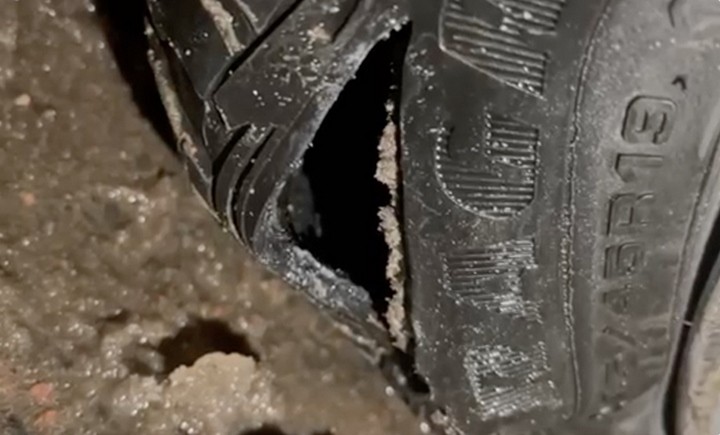 Участник аварии: из-за ямы на трассе куча водителей распороли колеса