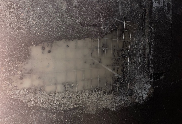 Участник аварии: из-за ямы на трассе куча водителей распороли колеса