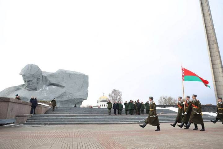 Министр обороны Российской Федерации посетил Брестскую крепость и возложил венки к Вечному огню