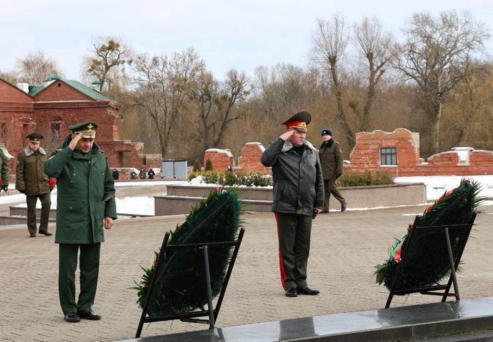 Министр обороны Российской Федерации посетил Брестскую крепость и возложил венки к Вечному огню