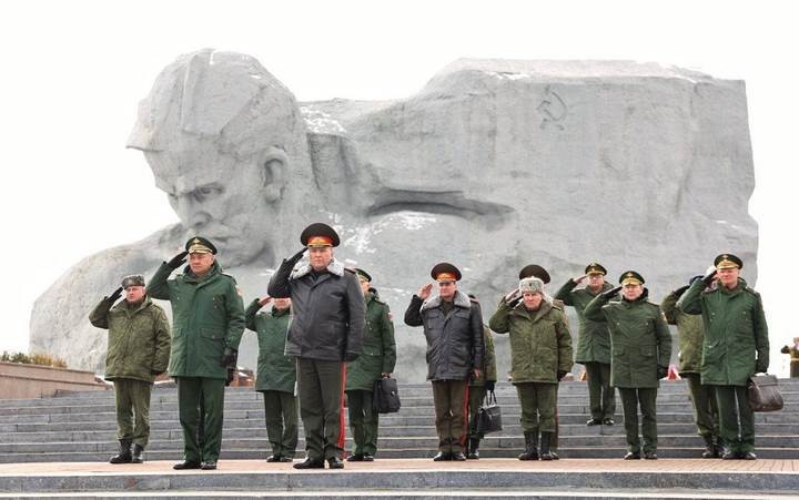 Министр обороны Российской Федерации посетил Брестскую крепость и возложил венки к Вечному огню