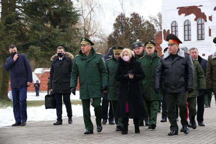 Министр обороны Российской Федерации посетил Брестскую крепость и возложил венки к Вечному огню