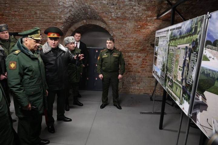 Министр обороны Российской Федерации посетил Брестскую крепость и возложил венки к Вечному огню