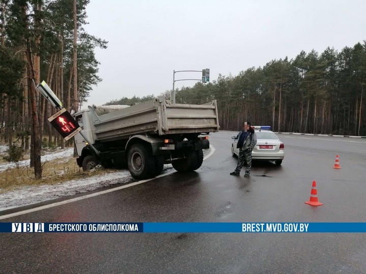 На выезде из Бреста водитель грузовика сбил светофор