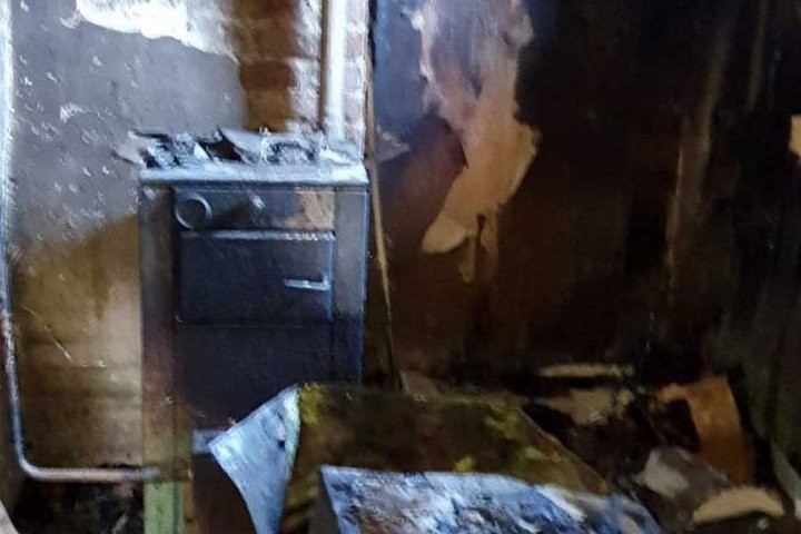 У семьи Татарицких из Кобрина сгорел дом, 5 человек остались в чем были. Людям нужна помощь