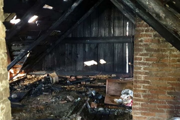 У семьи Татарицких из Кобрина сгорел дом, 5 человек остались в чем были. Людям нужна помощь