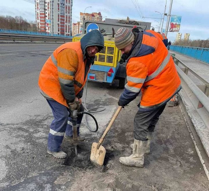 В Бресте продолжается ямочный ремонт